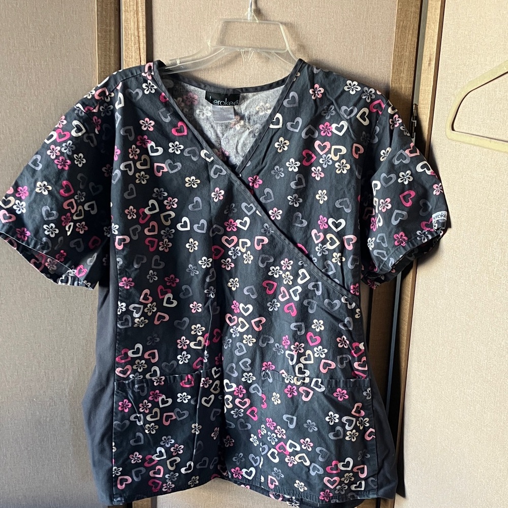 FINAL MARKDOWN Cherokee Charcoal Floral scrub top- XL